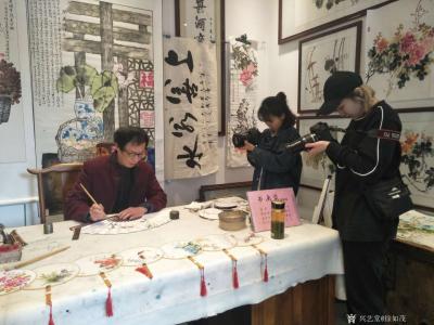 徐如茂生活-四川电视台，传媒大学毕生生在汉张桓候祠摄制纪录片《古城草根画家徐如茂》【图8】