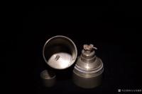 艺术家东方古玩城堡收藏:罕见品——晚清时期最小钟形鸦片烟灯、此件藏品取白铜为材，古人【图1】