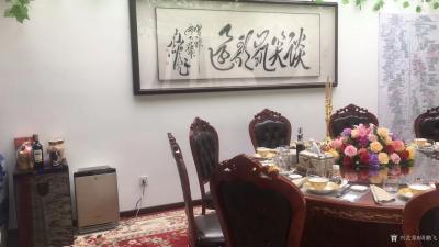 周鹏飞日记-我从万恶地嶽来，
要登天堂转阳胎。
绕道人间借春色，
神屹乾门舒壮怀。
【图1】