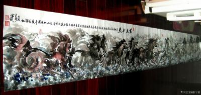 潘宁秋日记-《万马奔腾》4米X50公分
落款：
长调悠扬万马腾，犹闻战场鼓声鸣，
旌旗【图3】