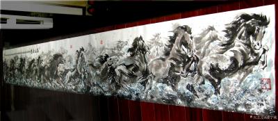 潘宁秋日记-《万马奔腾》4米X50公分
落款：
长调悠扬万马腾，犹闻战场鼓声鸣，
旌旗【图4】