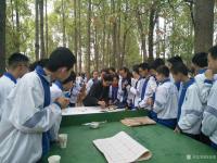 艺术家徐如茂生活:春风拂校园，阆中市书画家参与阆中中学三月艺术节。
徐如茂【图0】