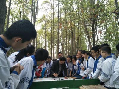 徐如茂生活-春风拂校园，阆中市书画家参与阆中中学三月艺术节。
徐如茂【图2】