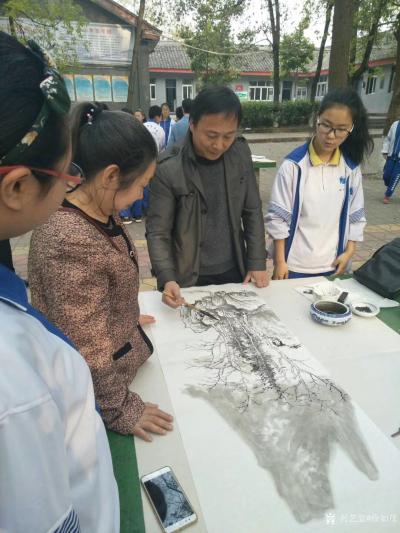 徐如茂生活-春风拂校园，阆中市书画家参与阆中中学三月艺术节。
徐如茂【图5】