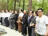 艺术家张恒久生活:清明，我们来到韶山毛泽东铜像广场深情缅怀伟大领袖毛泽东。
【图0】