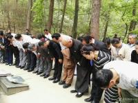 艺术家张恒久生活:清明，我们来到韶山毛泽东铜像广场深情缅怀伟大领袖毛泽东。
【图1】