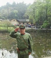 艺术家张恒久生活:清明，我们来到韶山毛泽东铜像广场深情缅怀伟大领袖毛泽东。
【图3】