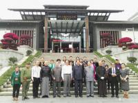 艺术家张恒久生活:清明，我们来到韶山毛泽东铜像广场深情缅怀伟大领袖毛泽东。
【图4】