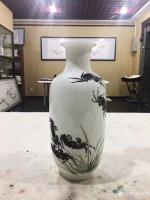 艺术家李尊荣收藏:陶瓷瓶成品出来了，瓶上的虾比纸上多了几分光泽，多了几分灵动。【图1】