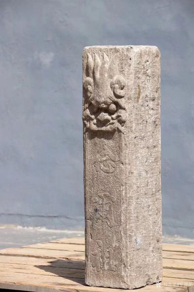 罗邵华收藏-明代《铺首石柱》，高77，纵横20，单面工，正面浮雕铺首，下刻三字，全品青石。请【图4】