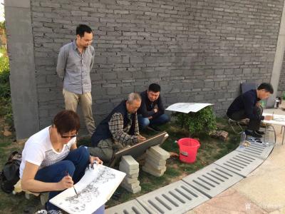 叶仲桥生活-4月9日，与李照东大师等人一起到天湖写生。
叶仲桥 记【图1】