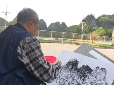 叶仲桥生活-4月9日，与李照东大师等人一起到天湖写生。
叶仲桥 记【图9】