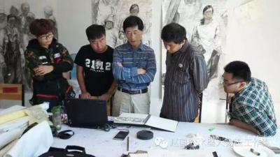 赵国毅生活-在人民大学画院给学生上课，讲授《水墨人物画画法》的场景照片。
赵国毅【图1】