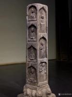 艺术家罗邵华收藏:佛柱 “众佛法相” 。尺寸：高77//底座25见方，材质青石【图0】