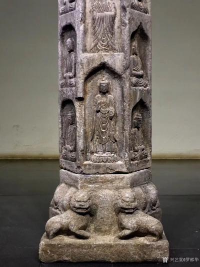 罗邵华收藏-佛柱 “众佛法相” 。尺寸：高77//底座25见方，材质青石。佛柱器型独特 ，分【图2】