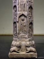 艺术家罗邵华收藏:佛柱 “众佛法相” 。尺寸：高77//底座25见方，材质青石【图1】