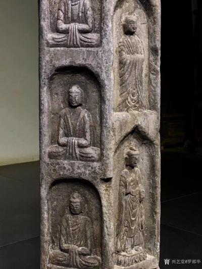罗邵华收藏-佛柱 “众佛法相” 。尺寸：高77//底座25见方，材质青石。佛柱器型独特 ，分【图4】