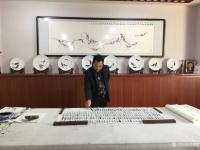 艺术家李尊荣生活:今天又从南方飞来一新徒弟。瞧！刚吃完午饭这徒弟就认真练上了。【图0】