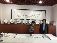 艺术家李尊荣生活:今天又从南方飞来一新徒弟。瞧！刚吃完午饭这徒弟就认真练上了。【图2】