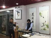 艺术家李尊荣生活:今天又从南方飞来一新徒弟。瞧！刚吃完午饭这徒弟就认真练上了。【图3】