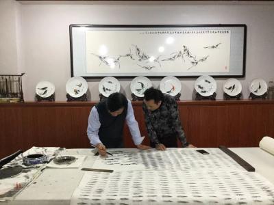 李尊荣生活-今天又从南方飞来一新徒弟。瞧！刚吃完午饭这徒弟就认真练上了。劳逸结合，这师徒俩，【图5】