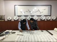 艺术家李尊荣生活:今天又从南方飞来一新徒弟。瞧！刚吃完午饭这徒弟就认真练上了。【图4】