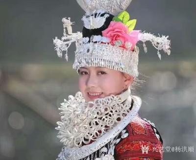 杨洪顺日记-油画《我心中永恒的美》
（苗族女神油画系列三）朋友都知道我喜欢画美女，画穿金戴【图8】