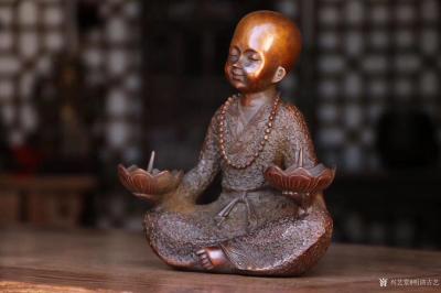 明清古艺收藏-小沙弥蜡台，造型生动可爱.面部表情丰富.双手分别托于莲花蜡座.盘腿而坐.十分雅致【图1】