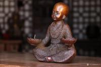 艺术家明清古艺收藏:小沙弥蜡台，造型生动可爱.面部表情丰富.双手分别托于莲花蜡座【图0】