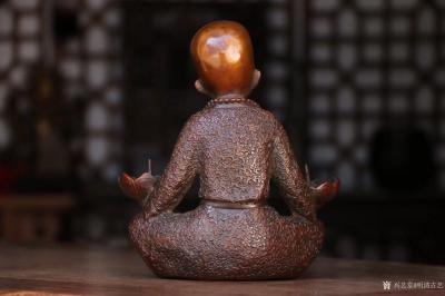 明清古艺收藏-小沙弥蜡台，造型生动可爱.面部表情丰富.双手分别托于莲花蜡座.盘腿而坐.十分雅致【图2】