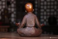 艺术家明清古艺收藏:小沙弥蜡台，造型生动可爱.面部表情丰富.双手分别托于莲花蜡座【图1】