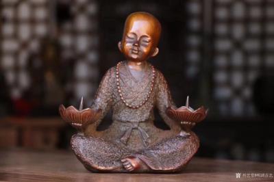 明清古艺收藏-小沙弥蜡台，造型生动可爱.面部表情丰富.双手分别托于莲花蜡座.盘腿而坐.十分雅致【图3】