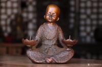 艺术家明清古艺收藏:小沙弥蜡台，造型生动可爱.面部表情丰富.双手分别托于莲花蜡座【图2】