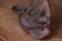 艺术家明清古艺收藏:小沙弥蜡台，造型生动可爱.面部表情丰富.双手分别托于莲花蜡座【图3】