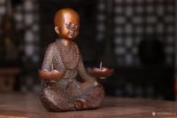 艺术家明清古艺收藏:小沙弥蜡台，造型生动可爱.面部表情丰富.双手分别托于莲花蜡座【图4】