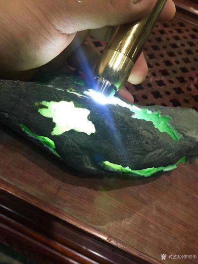 罗邵华收藏-莫西沙高冰，全熟完整没有裂，直接扒皮做货的料子，品质高，追求高品质的朋友，可联系【图2】