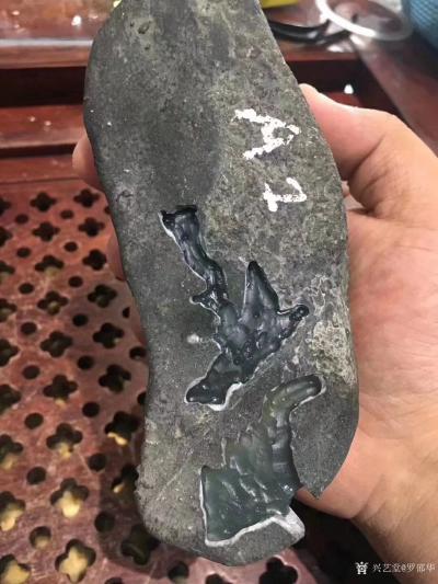 罗邵华收藏-莫西沙高冰，全熟完整没有裂，直接扒皮做货的料子，品质高，追求高品质的朋友，可联系【图3】