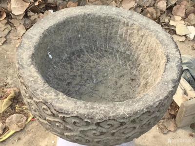 罗邵华收藏-乡间挖宝，青石鱼盆口径37高18。品相完整，原汁原味，适合会所别墅植入盆景，古朴【图3】