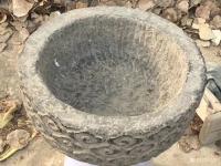 艺术家罗邵华收藏:乡间挖宝，青石鱼盆口径37高18。品相完整，原汁原味，适合会【图2】