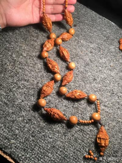 税小宁日记-精品巜苏州园林》脖挂尺寸2.1*4.4左右的老梅林核精雕，中间配的是1.6正圆
【图1】