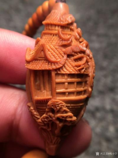 税小宁日记-精品巜苏州园林》脖挂尺寸2.1*4.4左右的老梅林核精雕，中间配的是1.6正圆
【图2】