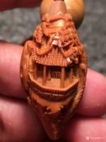 艺术家税小宁日记:精品巜苏州园林》脖挂尺寸2.1*4.4左右的老梅林核精雕，中【图2】