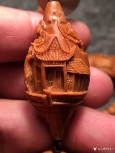 税小宁日记-精品巜苏州园林》脖挂尺寸2.1*4.4左右的老梅林核精雕，中间配的是1.6正圆
【图7】