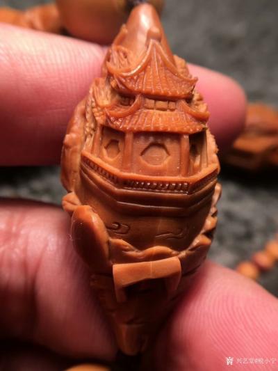 税小宁日记-精品巜苏州园林》脖挂尺寸2.1*4.4左右的老梅林核精雕，中间配的是1.6正圆
【图8】