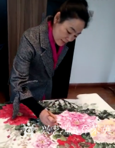 乔荣英视频-<br>笔会现场创作中，
<iframe frameborder=