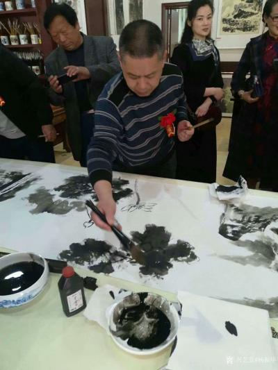 杨振华生活-笔会现场，绘制荷花一幅。【图1】