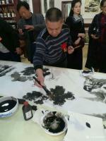 艺术家杨振华生活:笔会现场，绘制荷花一幅。【图0】