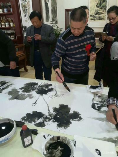 杨振华生活-笔会现场，绘制荷花一幅。【图2】