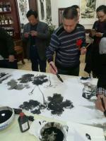 艺术家杨振华生活:笔会现场，绘制荷花一幅。【图1】