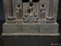 艺术家明清古艺收藏:石雕：佛之居-一佛二弟子，北齐，青石彩绘，皮壳老辣，雕刻精致【图1】